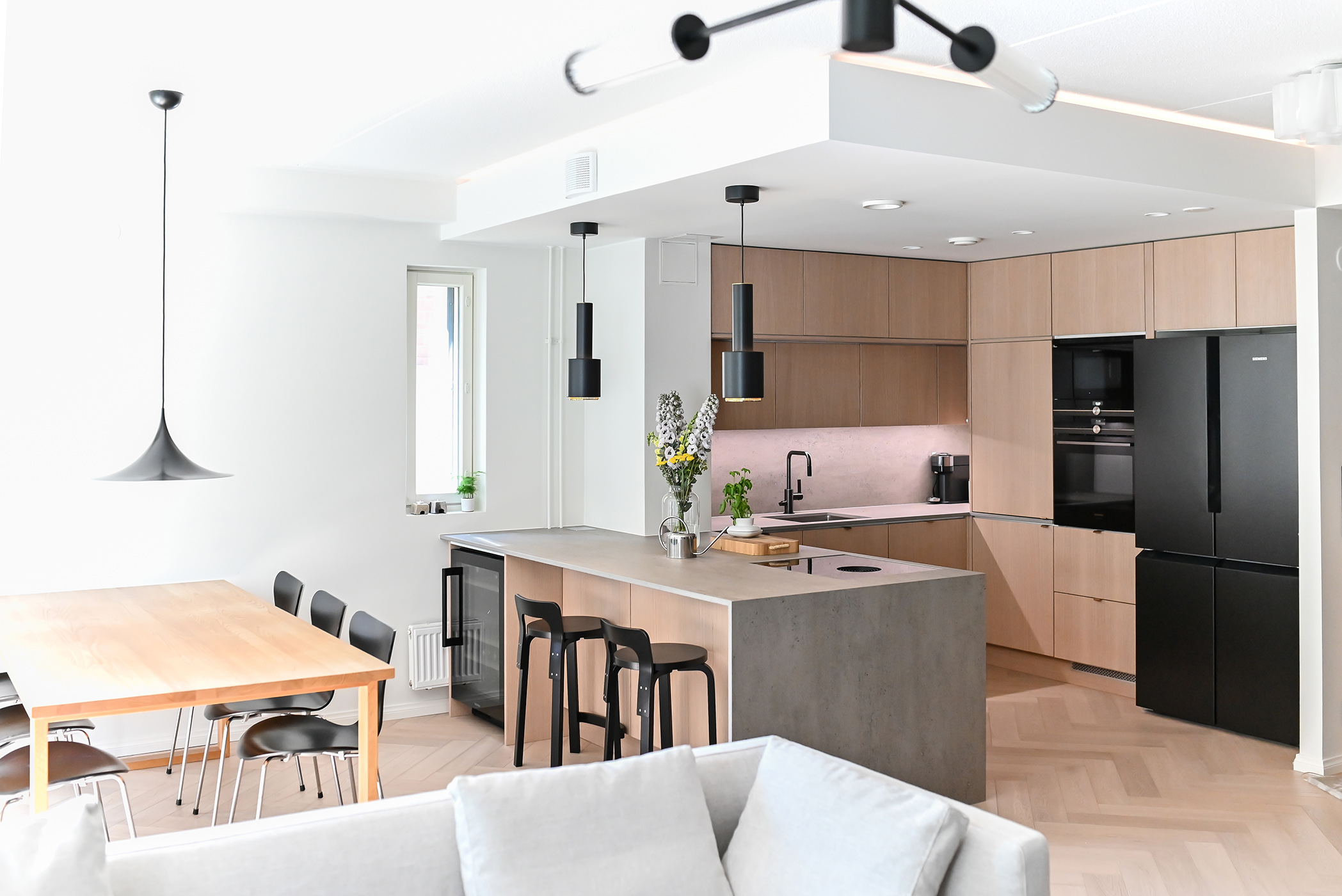 Wunderschön renovierte Wohnzimmer-Küche. Foto: Ekastra